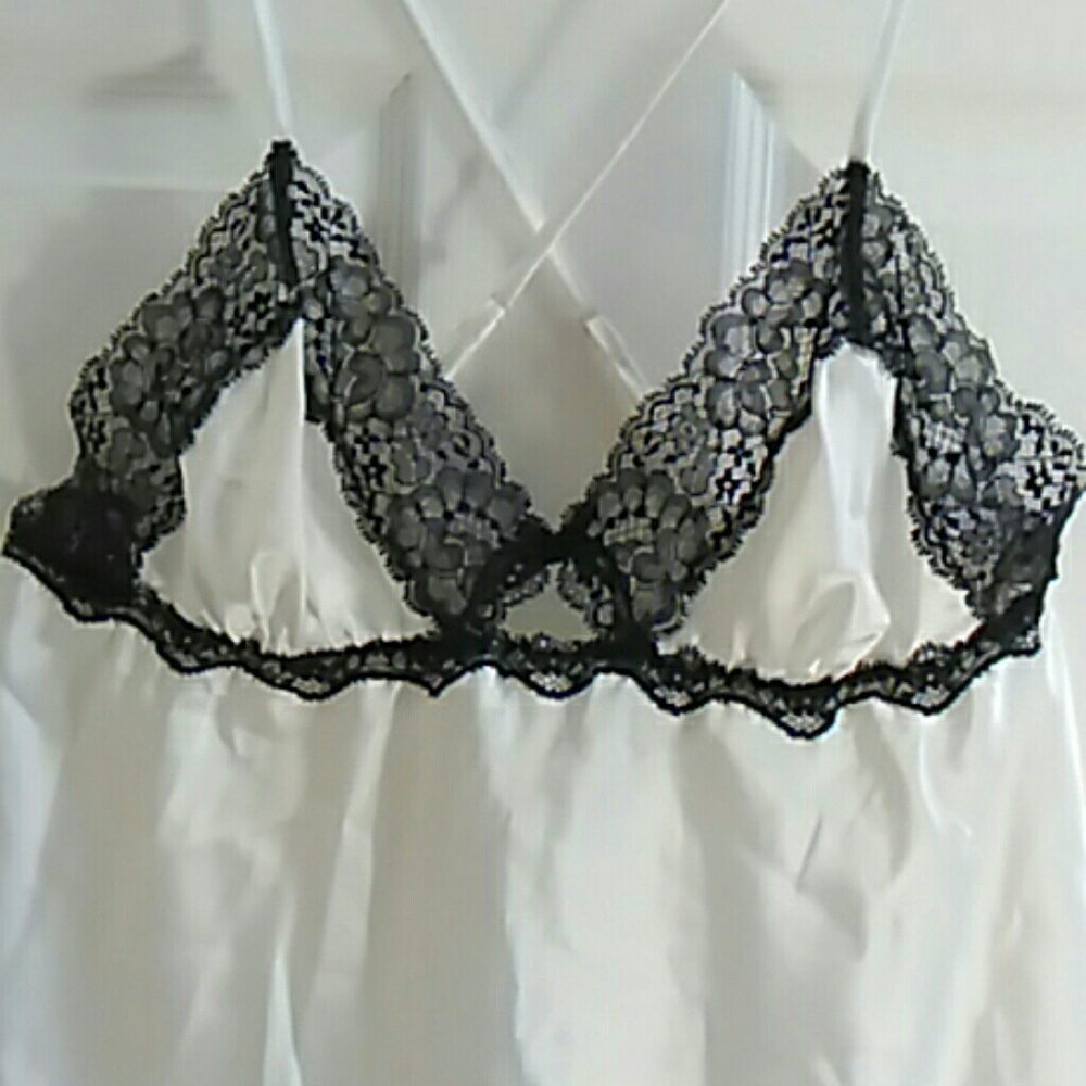 White and black lace two-piece negligee an…